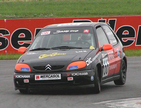 Claus Christensen på tre hjul i hans Saxo Cup racer.
(Foto: Motorsporten.dk)